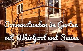 Zirkuswagen mit Outdoor Whirlpool und Garten